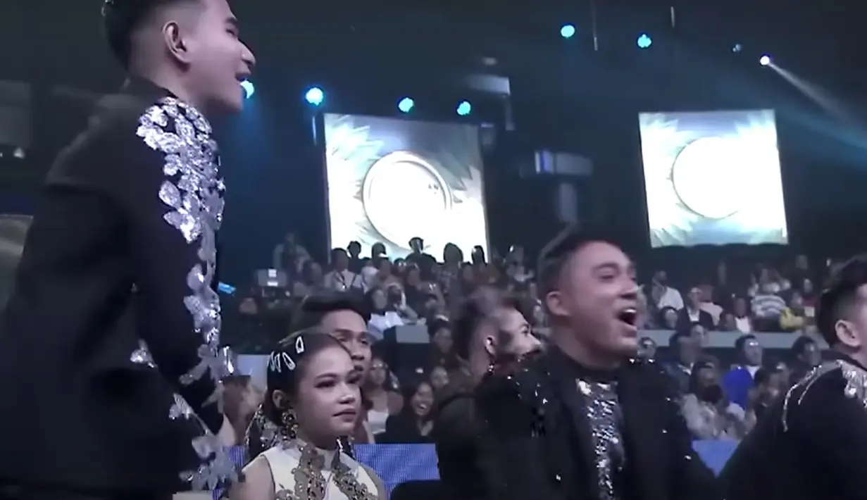 Momen ketika Kiky Saputri roasting Putri Isnari di Indonesian Dangdut Awards 2022 namun berujung diamuk oleh fans Lesti Kejora dan Rizky Billar. (Foto: YouTube/Indosiar)