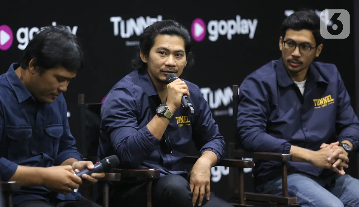 Pemeran utama Tunnel Donny Alamasyah memberi keterangan pers serial GoPlay Original “Tunnel”, di Jakarta, Selasa (10/12/2019). Kemasan serial Tunnel yang diluncurkan GoPlay bekerja sama dengan Base Entertainment akan tayang mulai 23 Desember 2019. (Liputan6.com/Fery Pradolo)