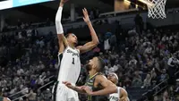 Duel Rudy Gobert melawan Victor Wembanyama di NBA 2023/2024 (AP)