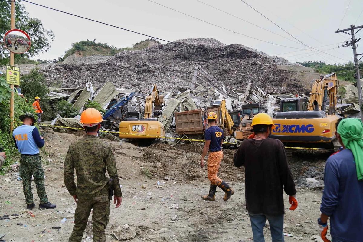 FOTO: Longsor Gunungan Sampah di Cebu, Puluhan Orang Hilang