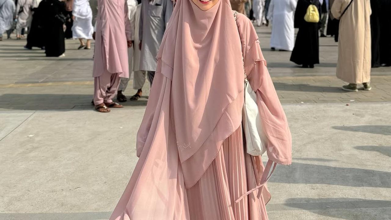 4 Potret Cantik Febby Rastanty saat Jalani Umrah, Penampilannya Feminin dan Elegannya Curi Perhatian