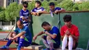 Pemain tim sepak bola tunanetra Provinsi Jiangsu beristirahat saat sesi pelatihan Nantong di provinsi Jiangsu timur China (19/8/2019). Semua pemain dari tim sepak bola tunanetra ini sudah dalam perdagangan pijat. (Cheng Yajing/Jiangsu Provincial Blind Football Team/AFP)