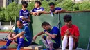 Pemain tim sepak bola tunanetra Provinsi Jiangsu beristirahat saat sesi pelatihan Nantong di provinsi Jiangsu timur China (19/8/2019). Semua pemain dari tim sepak bola tunanetra ini sudah dalam perdagangan pijat. (Cheng Yajing/Jiangsu Provincial Blind Football Team/AFP)