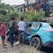 Taksi Green SM yang tertemper oleh KRL di perlintasan sebidang di jalan Ampera, Kota Bekasi, jadi tontonan warga sekitar. (Foto: Liputan6.com/Rifqy Alief Abiyya).