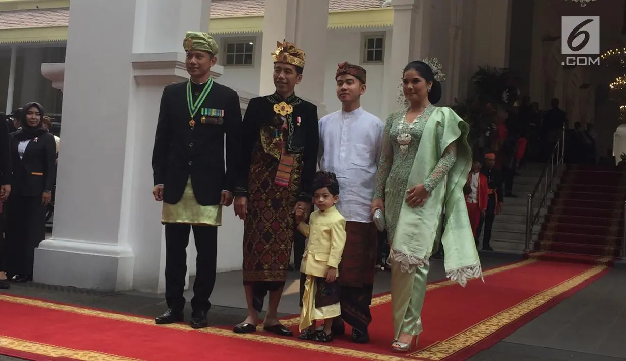 Presiden Joko Widodo bersama putranya Gibran Rakabuming Raka dan cucunya Jan Ethes foto bersama dengan Agus Harimurti Yudhoyono dan istri Annisa Pohan jelang upacara HUT ke-74 RI di Istana Negara, Sabtu (17/8/2019). (Liputan6.com/Lizsa)