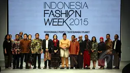 Ketua DPD Irman Gusman (delapan dari kanan) dan desainer senior Poppy Dharsono (ketuhuh dari kiri) saat pembukaan Indonesia Fashion Week 2015 di Jakarta Convention Center, Kamis (26/2). (Liputan6.com/Panji Diksana)