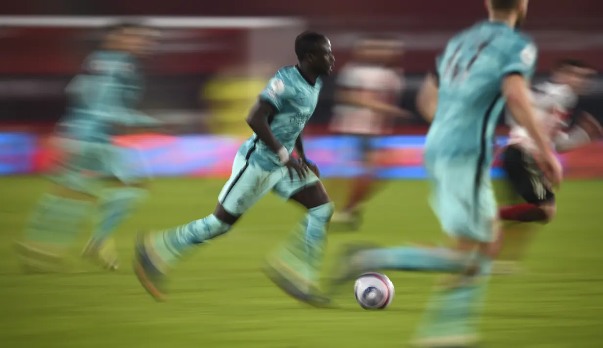 Penyerang Liverpool,  Sadio Mane menggiring bola saat bertanding melawan Sheffield United pada pertandingan lanjutan Liga Inggris di stadion Bramall Lane di Sheffield, Inggris, Senin (1/3/2021). Liverpool menang atas Sheffield United 2-0. (Oli Scarff, Pool via AP)