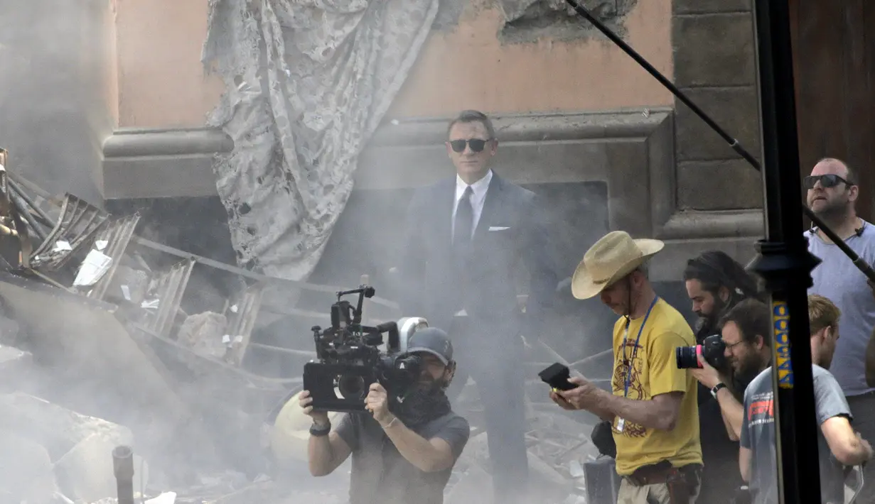 Aktor Daniel Craig (tengah belakang) saat proses syuting film terbaru James Bond 007 bertajuk 'Spectre' di kawasan alun-alun Zocalo, Mexico City, Meksiko, Selasa (24/3/2015). (REUTERS/Henry Romero) 