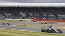 Pebalap Mercedes, Lewis Hamilton, berada di posisi pertama F1 GP Inggris di Sirkuit Silverstone, Minggu (16/7/2017). Pebalap 32 tahun asal Inggris itu melahap 51 lap dengan catatan waktu 1 jam 21 menit 27,430 detik. (EPA/Valdrin Xhemaj)