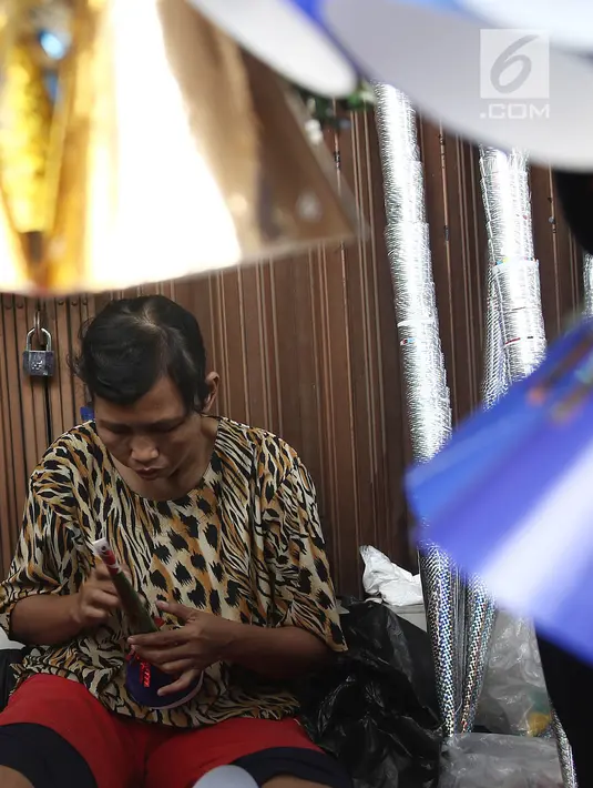 Pengrajin menyelesaikan pembuatan terompet di kawasan Glodok, Jakarta, Selasa (25/12). Menjelang tahun baru terompet konvensional tersebut dijual dengan harga dari Rp 5000 hingga Rp 10.000 tergantung ukuran dan jenisnya. (Liputan6.com/Herman Zakharia)