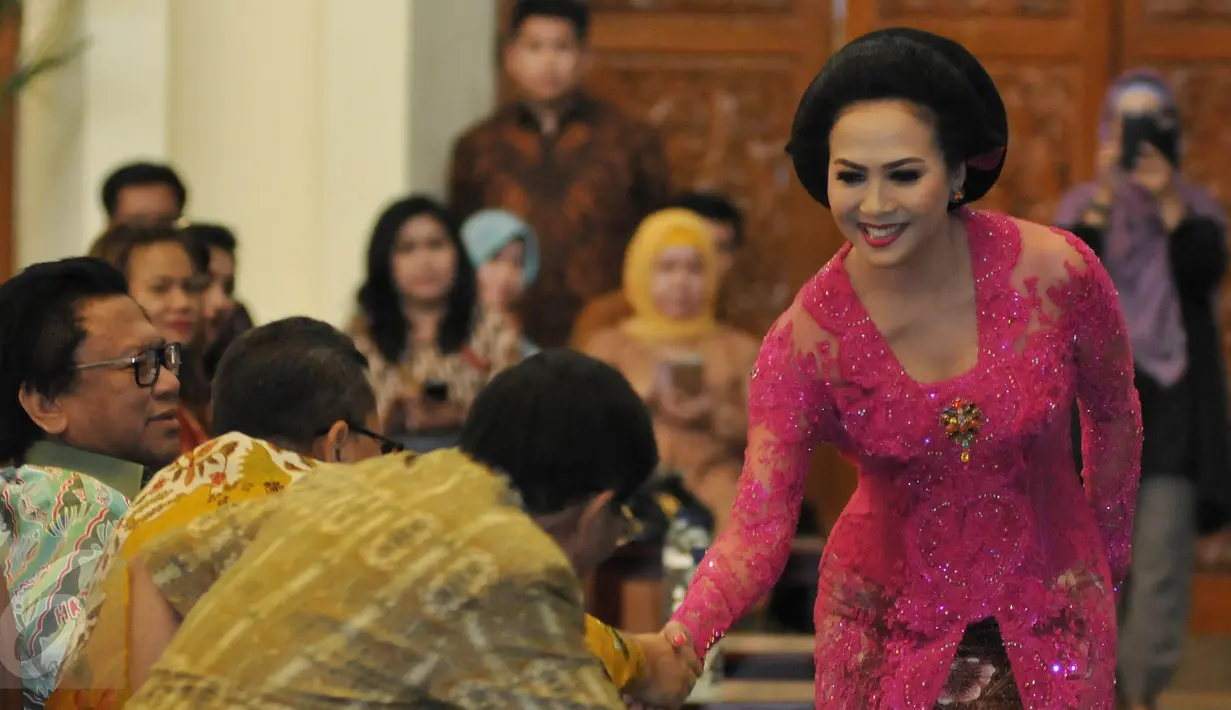 Penyanyi keroncong Sundari Soekotjo menghadiri sosialisasi Empat Pilar MPR RI di Kompleks Parlemen Senayan, Jakarta, Kamis (14/4). MPR mendapat penghargaan rekor MURI yaitu sosialisasi 4 pilar menggunakan 1.000 pemusik keroncong (Liputan6.com/Johan Tallo)