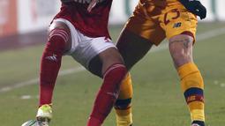 Gelandang AS Roma, Gianluca Mancini berusaha merebut bola dari pemain CSKA-Sofia, Yohan Bai pada pertandingan Grup C Liga Europa di Nasional Vassil Levski, Bulgaria, Jumat (10/12/2021). Roma mengamankan tiket ke babak 16 besar setelah mengalahkan CSKA Sofia. (AP Photo/Dessislava Komarova)