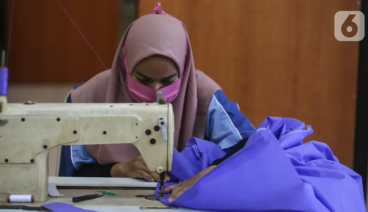 Peserta pelatihan memproduksi alat pelindung diri (APD) berupa pakaian dekontaminasi atau baju hazmat di Balai Latihan Kerja (BLK), Cibodas, Kota Tangerang, Rabu (15/4/2020). Baju diproduksi untuk tenaga medis yang merawat pasien virus corona covid-19. (Liputan6.com/Fery Pradolo)