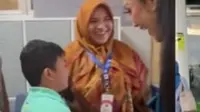 Tas Krisdayanti Saat Antar Anak ke Sekolah Jadi Sorotan, Harganya Ternyata Terjangkau. foto; TikTok @muhammadrooi