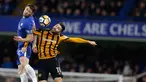 Pemain Chelsea, Gary Cahill berebut bola di udara dengan pemain Hull City Jon Toral saat pertandingan Piala FA Inggris di stadion Stamford Bridge di London (16/2). Chelsea menang telak atas Hull City dengan skor akhir 4-0. (AP Photo / Alastair Grant)