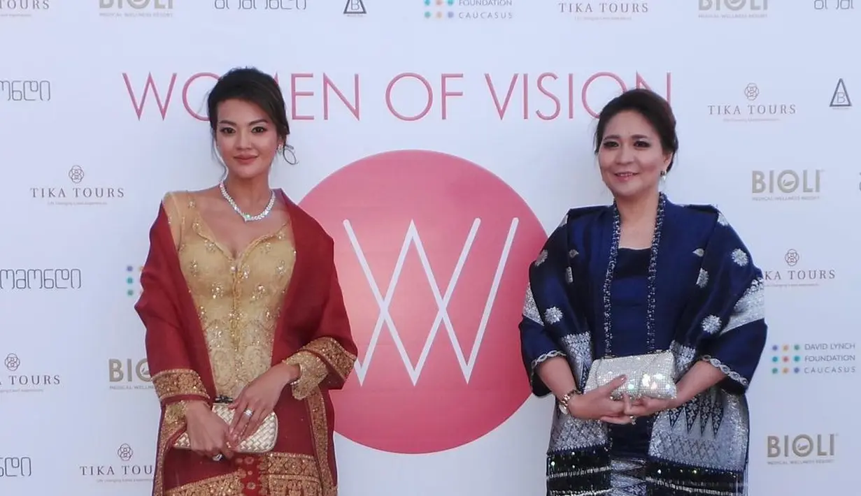 Farah Quinn pancarkan aura berkelas dengan kebaya brokat bernuansa kekuningan, dipadu kain batik sebagai rok panjang, disempurnakan dengan selendang merah yang memiliki detail sentuhan warna emas. [Foto: Instagram/farahquinnofficial]