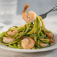 ilustrasi zucchini noodle/Elena Shashkina/Shutterstock