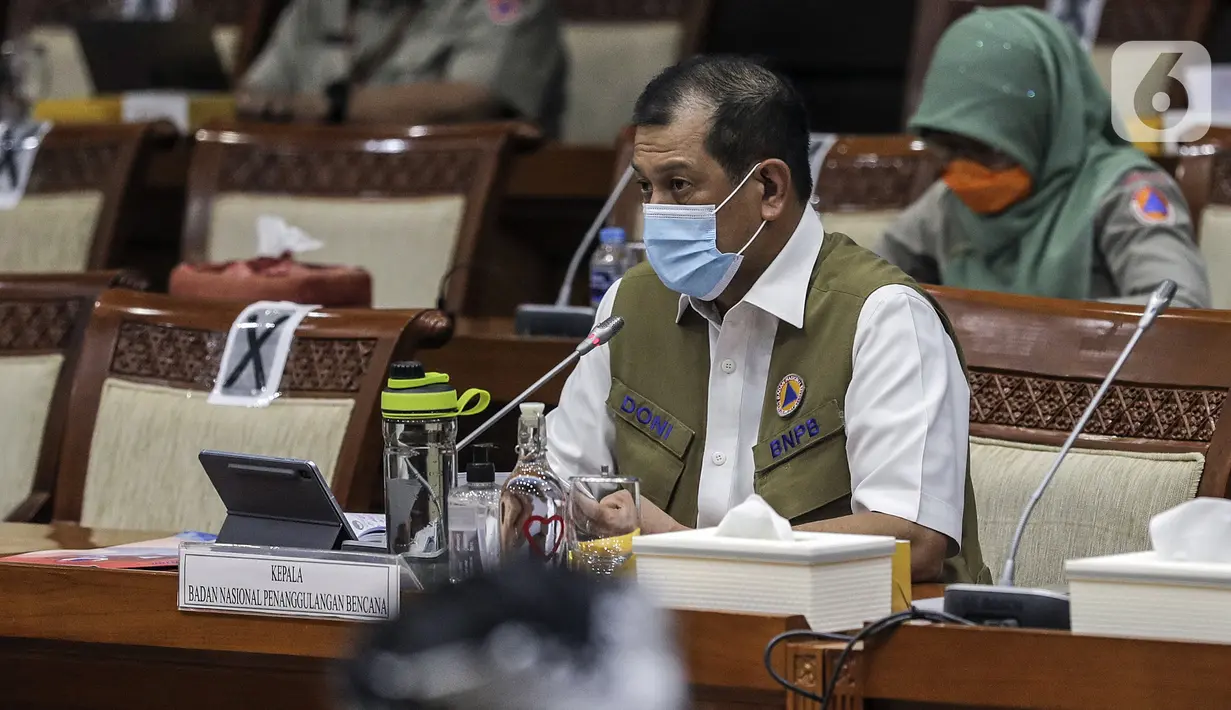 Kepala BNPB Doni Monardo saat rapat dengan Komisi VIII mengenai perkembangan COVID-19 di Gedung DPR, Jakarta Pusat, Senin (13/7/2020). Rapat membahas evaluasi kinerja dan anggaran penanganan COVID-19. (Liputan6.com/Johan Tallo)