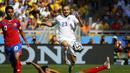 Pemain belakang Inggris, Luke Shaw (23) melompat menghindari tackling gelandang Kosta Rika, Michael Barrantes, di laga penutup penyisihan Piala Dunia 2014 Grup D di Stadion Mineirao, Belo Horizonte, Brasil, (24/6/2014). (REUTERS/Murad Sezer)