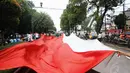 Suasana semakin meriah dengan dikibarkannya bendera merah putih ukuran besar yang dibentangkan mulai dari Museum Perumusan Naskah Proklamasi hingga di samping GPIB Paulus, Selasa (20/5/14). (Liputan6.com/Faizal Fanani)