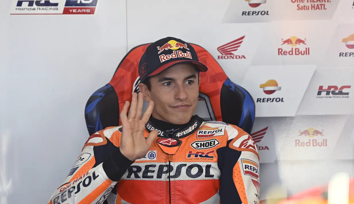 Pembalap Repsol Honda Marc Marquez duduk di dalam kotak pada sesi latihan bebas balapan MotoGP Aragon 2022 di sirkuit Motorland di Alcaniz, Spanyol, Jumat (16/9/2022). Saat menjalani sesi latihan bebas atau free practice pertama (FP1), Marc Marquez finis di urutan ke-11 dengan catatan waktu 1 menit 49,207 detik. (PIERRE-PHILIPPE MARCOU / AFP)