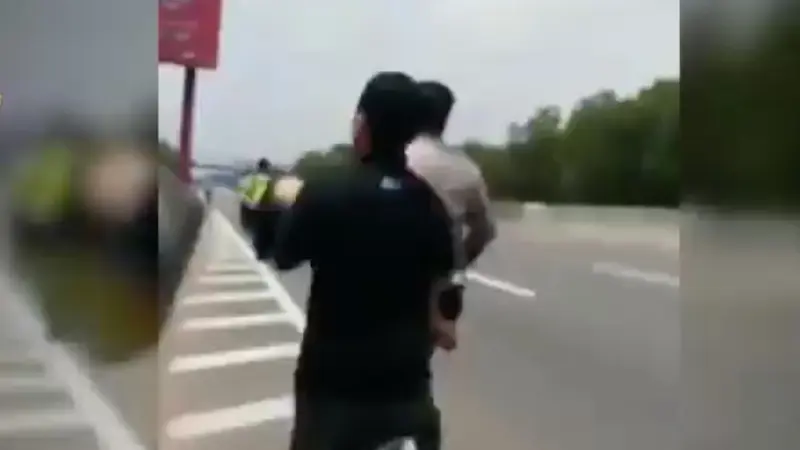 Sigap, Polisi ini Berlari di Tol Untuk Menyelamatkan Bayi