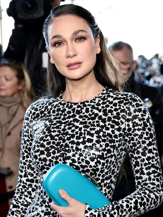 <p>Luna Maya menghadiri Michael Kors Collection Fall/Winter 2023 Runway Show di New York City, Amerika Serikat, 15 Februari 2023. Rambut panjang Luna Maya dibiarkan tergerai indah dan tampak tertata rapi, sementara untuk riasan wanita kelahiran Denpasar ini memilih makeup flawless. (Jamie McCarthy/Getty Images for Michael Kors/AFP)</p>