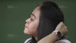 Pacar dari Hansamu Yama, Zakiera Nisha, merapihkan rambut saat datang menonton latihan Timnas Indonesia U-22 di Lapangan SPH Karawaci, Banten, Jumat (11/8/2017). (Bola.com/Vitalis Yogi Trisna)