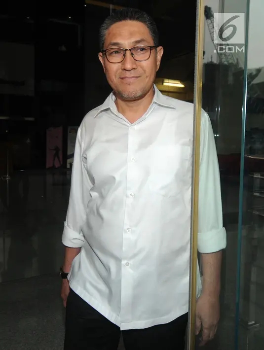 Ekspresi anggota Komisi XI DPR Sukiman usai menjalani pemeriksaan di Gedung KPK, Jakarta, Senin (22/7/2019). Tersangka dugaan suap pengurusan anggaran Kabupaten Pegunungan Arfak ini diperiksa sebagai saksi untuk tersangka Plt Kadis PUPR Pegunungan Arfak Natan Pasomba. (merdeka.com/Dwi Narwoko)