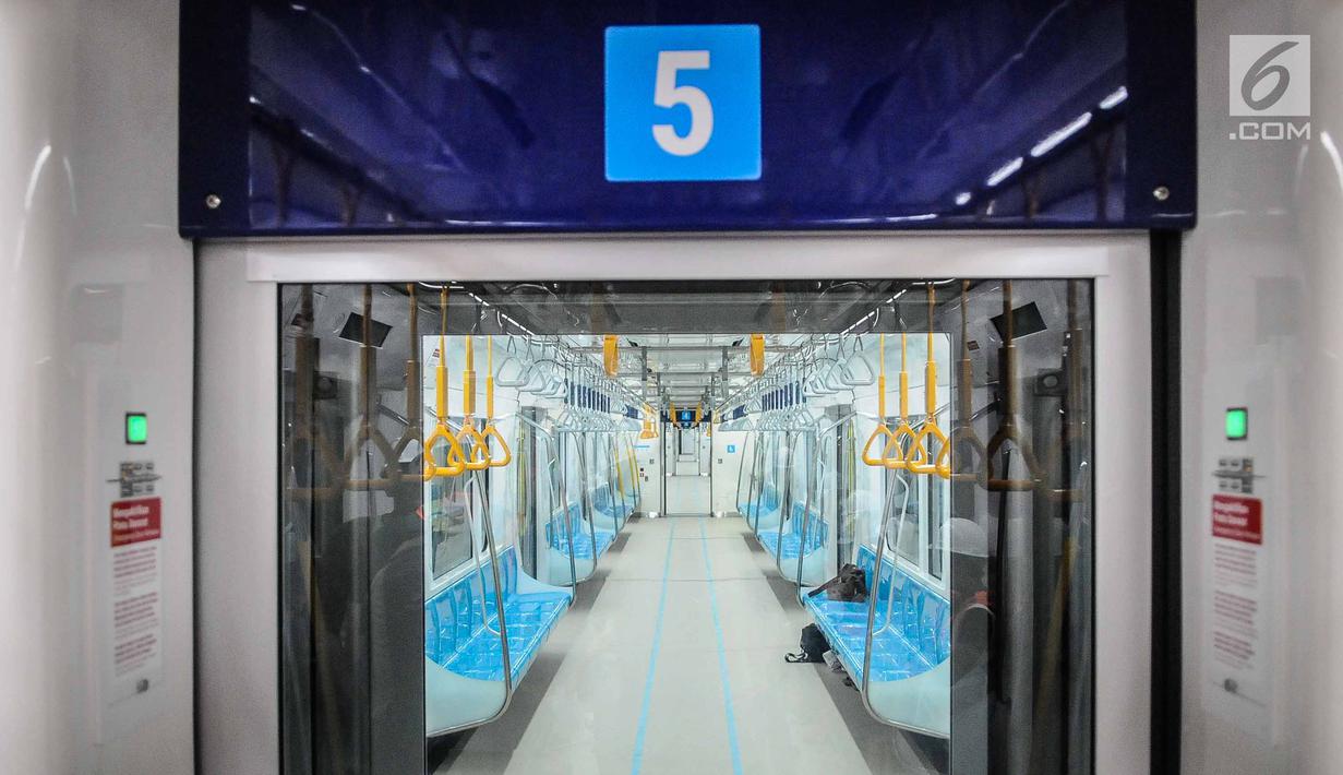 Penampakan dalam Moda Raya Terpadu (MRT) dari Stasiun Bundaran HI-Lebak Bulus, Jakarta, Senin (10/12). Nantinya, akan ada lima titik stasiun MRT di Jakarta. (Liputan6.com/Faizal Fanani)