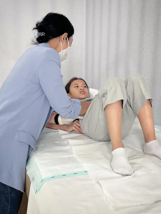 "Dari selasa Kala udah ga sekolah, dia kesakitan perutnya.. ku pikir sakit maagh atau masuk angin aja.. krn dia si paling strong, walau sakit masih cool dan gak drama..," tulis zaskiadyamecca dalam unggahan 2 September. [Instagram/zaskiadyamecca]