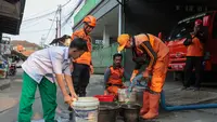 Warga Cilandak Timur Antre Air Bersih di Tengah Kekeringan