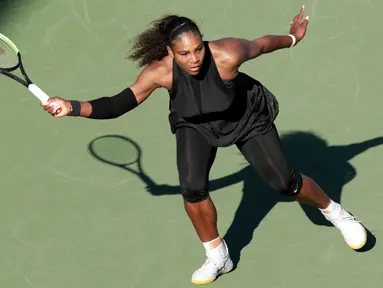 Juara Grand Slam 23 kali, Serena Williams melakukan servis ke arah juara Indian Wells, Naomi Osaka pada babak pertama Miami Terbuka di Crandon Park, Rabu (21/3). Serena takluk dengan skor 3-6, 2-6 hanya dalam waktu satu jam 17 menit. (AP/Lynne Sladky)