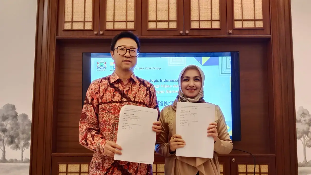 Ketua Umum Asosiasi Pengusaha dan Pengelola Makan Bergizi Gratis Indonesia (APPMBGI) Wilayah Jawa Barat, Riezka Rahmatiana (kiri) dan Managing Director Newfront International Group, Kevin Wang (kanan) saat penandatanganan Memorandum of Understanding (Mou)