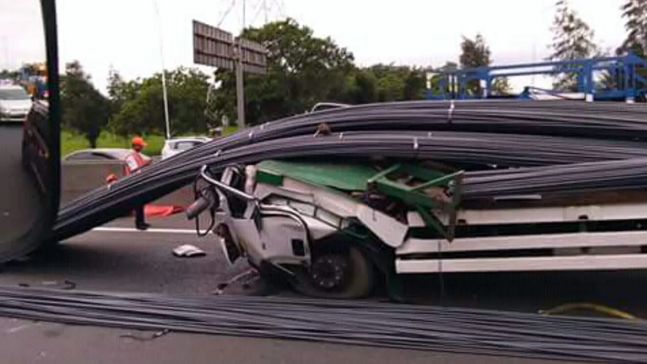 Truk bermuatan besi mengalami kecelakaan di Tol Jakarta-Cikampek Km 45.