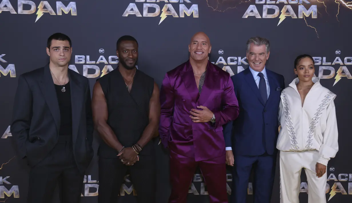 Quintessa Swindell (kanan) berpose dengan aktor Noah Centineo, Aldis Hodge, Dwayne Johnson dan Pierce Brosnan setibanya di pemutaran perdana film 'Black Adam' di London pada Selasa, 18 Oktober 2022. (Photo by Vianney Le Caer/Invision/AP)