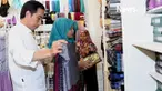 Presiden Joko Widodo atau Jokowi menyempatkan diri berkeliling Plaza Pekalongan pada Minggu malam, 8 Januari 2017. Salah satu barang yang diburu malam itu adalah sarung.