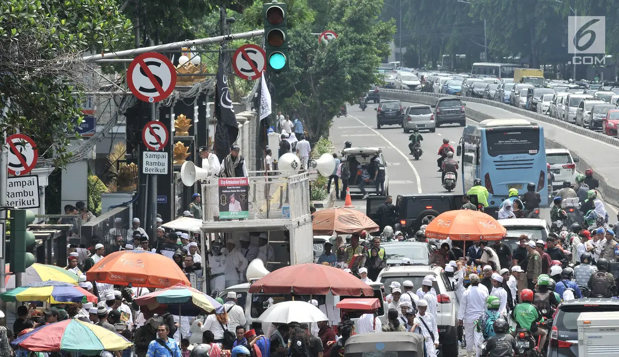 Suasana saat massa Laskar Pembela Islam mengawal pemeriksaan Habib Bahar bin Smith di depan Gedung Bareskrim Polri, Jakarta, Kamis (6/12). Habib Bahar diduga menghina Presiden Joko Widodo dalam ceramahnya. (Merdeka.com/Iqbal Nugroho)