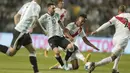 Lionel Messi (tengah) saat diadang pemain Peru, Renato Tapia, pada laga Kualifikasi Piala Dunia 2018 di Buenos Aires, (5/10/2017). Argentina bermain imbang 0-0 lawan Peru. (AP/Victor R. Caivano)