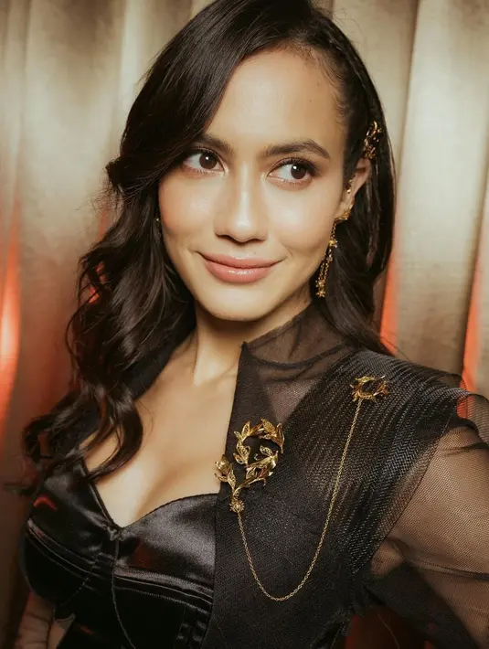 Pevita Pearce memperlihatkan riasan wajahnya yang tampak natural. (Foto: Instagram/ pevpearce)