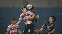 Pemain Madura United, Kim Jinsung (kiri) berebut bola dengan pemain Arema FC, Carlos Manuel Dos Santos Fortes saat laga pekan kesepuluh BRI Liga 1 2021/2022 antara Madura United melawan Arema FC di Stadion Sultan Agung, Bantul, Senin (01/11/2021). (Bola.com/Bagaskara Lazuardi)