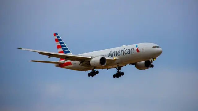 Seorang Penumpang American Airlines Diikat di Kursi dengan Lakban Setelah Diduga Menyerang Pramugari