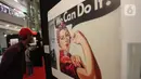 Pengunjung melihat foto-foto yang dipamerkan dalam pameran foto jurnalistik Indonesia Tangguh Indonesia Tumbuh, di Mal Central Park, Jakarta Barat, kamis (12/8/2021). Pameran ini merupakan rangkaian dalam memperingati bulan kemerdekaan oleh Istana Kepresidenan. (Liputan6.com/Angga Yuniar)