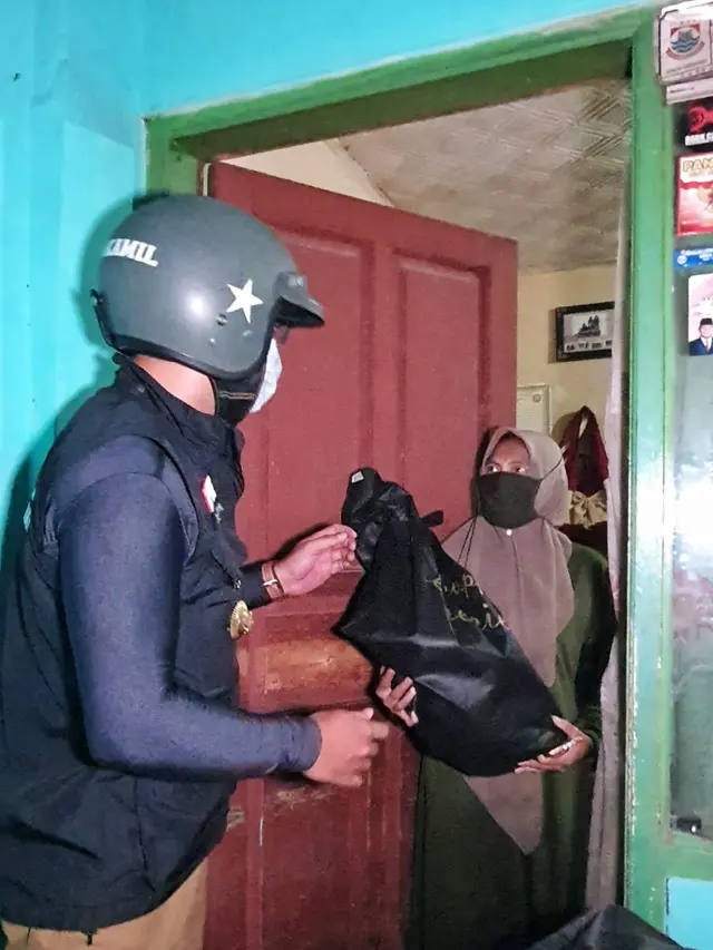 Ridwan Kamil Bagikan Bantuan Sembako ke Warga Terdampak PPKM Darurat