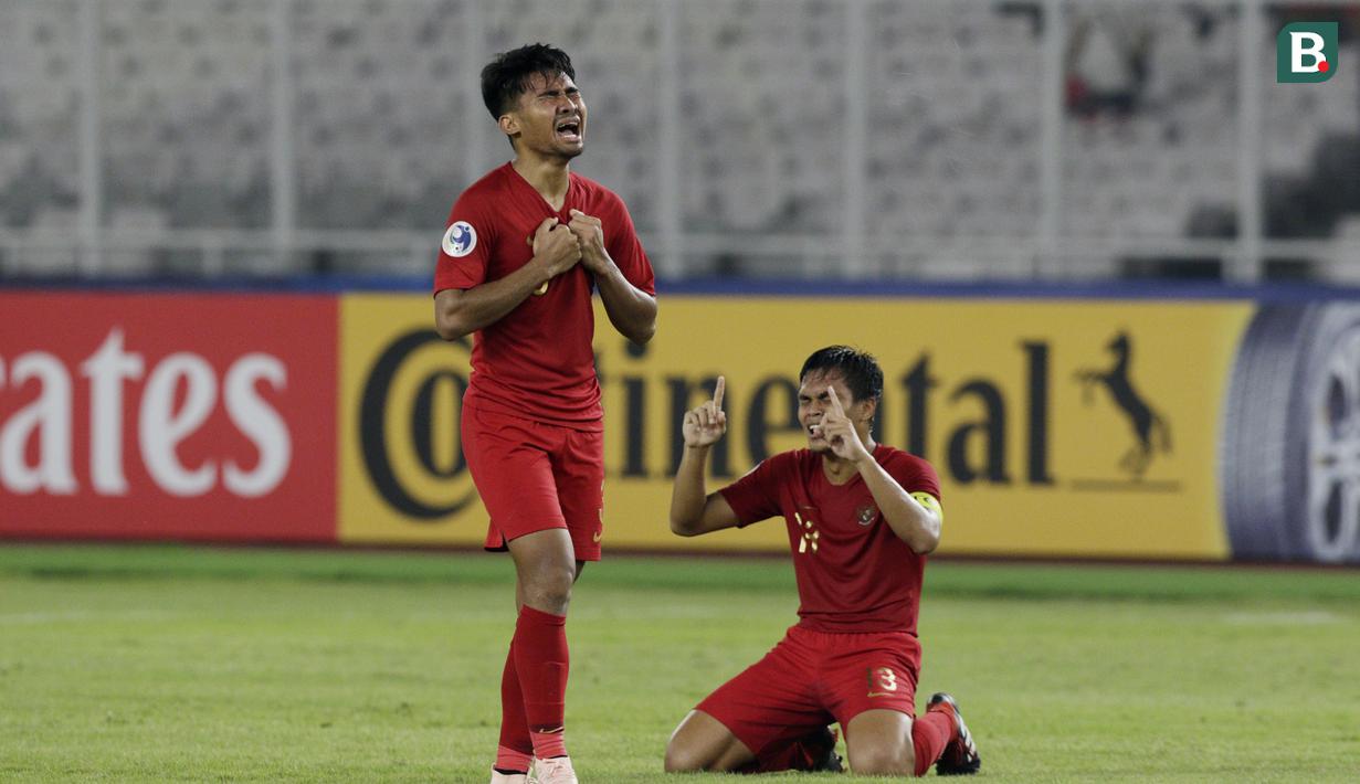 Pemain Indonesia, Asnawi Mangkualam dan Rahmat Irianto menangis saat melawan Uni Emirat Arab (UEA) pada laga AFC di SUGBK, Jakarta, Rabu (24/10/2018). Indonesia menang 1-0 atas UEA. (Bola.com/M Iqbal Ichsan)