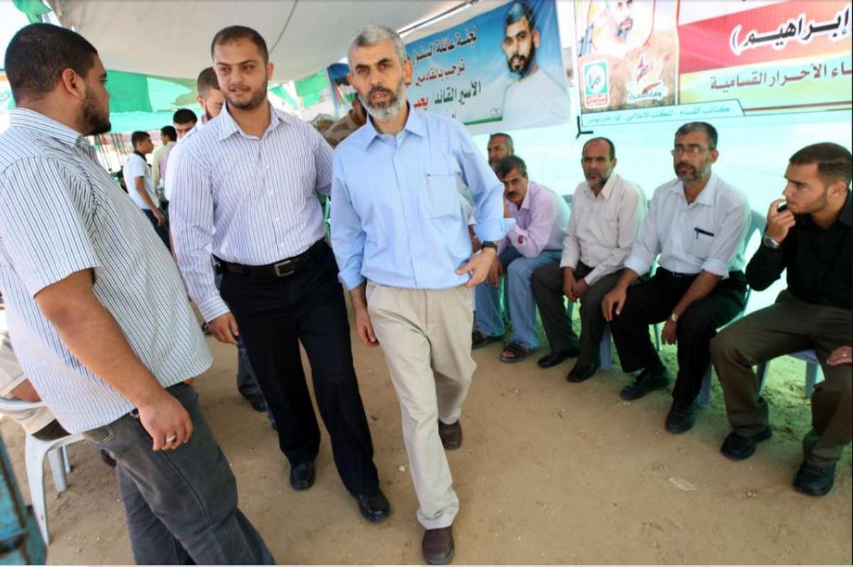 Yahya Sinwar (kanan depan), menyapa pendukungnya di dekat rumahnya di Khan Yunis, Gaza, pada 19 Oktober 2011.