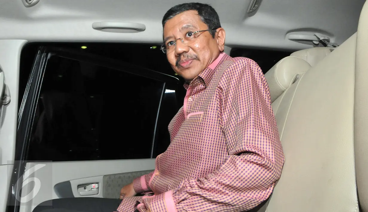 Plt Gubernur Sumut Tengku Erry Nuradi memasuki mobil usai menjalani pemeriksaan di KPK, Jakarta, Senin (12/10). Tengku Erry diperiksa sebagai saksi Gubernur Sumut Gatot Pujo Nugroho terkait suap hakim dan panitera PTUN Medan. (Liputan6.com/Helmi Afandi)