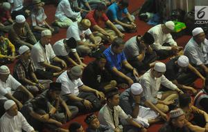 Sejumlah jemaah mendengarkan khutbah sebelum melaksanakan salat Jumat di Masjid Istiqlal, Jakarta Pusat, Jumat (23/6). Umat muslim memadati masjid Istiqlal menunaikan salat Jumat terakhir pada bulan Ramadan 1438 H. (Liputan6.com/Helmi Afandi)