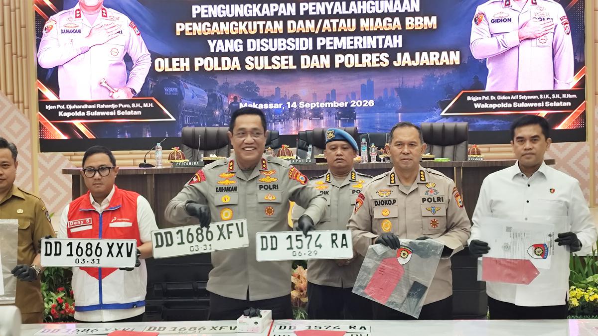 Kapolda Sulsel Irjen Pol Djuhandhani Raharjo Puro saat rilis kasus pelansir di Aula Mapaoddang Mapolda Sulsel. (merdeka.com/Fajar Ihwan).