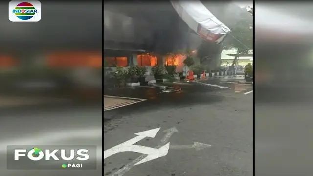 Api diduga berasal dari hubungan pendek arus listrik. Kemudian enam ruangan yang berada dilantai dasar, termasuk berkas penghargaan kepolisian yang tersimpan ludes terbakar.